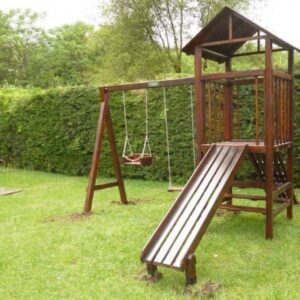 Mangrullo con Juegos y Pórtico con Dos Hamacas Techada