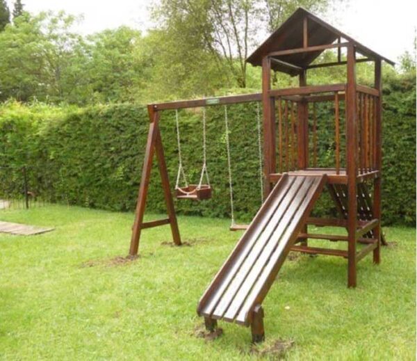 Mangrullo con Juegos y Pórtico con Dos Hamacas Techada