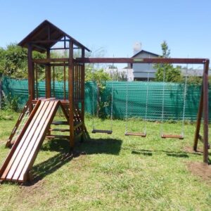 Mangrullo con juegos y pórtico con tres hamacas