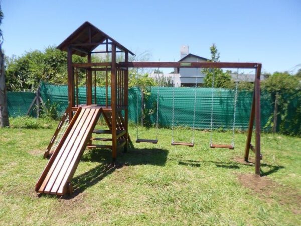 Mangrullo con juegos y pórtico con tres hamacas