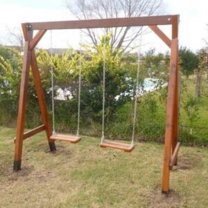 Pórtico con 2 hamacas clásicas de madera y cadenas zincadas