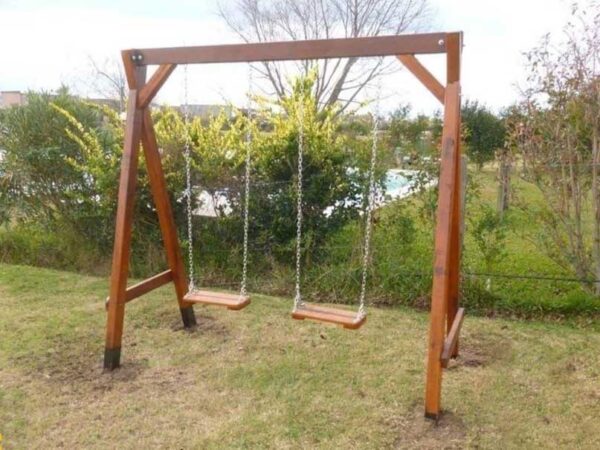 Pórtico con 2 hamacas clásicas de madera y cadenas zincadas