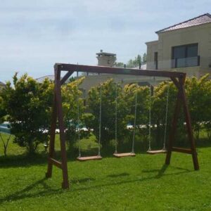 Pórtico con 3 hamacas clásicas de madera y cadenas zincadas