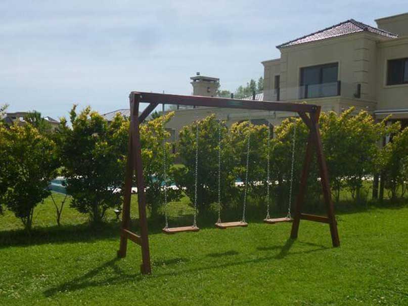 Pórtico con 3 hamacas clásicas de madera y cadenas zincadas - Image 2